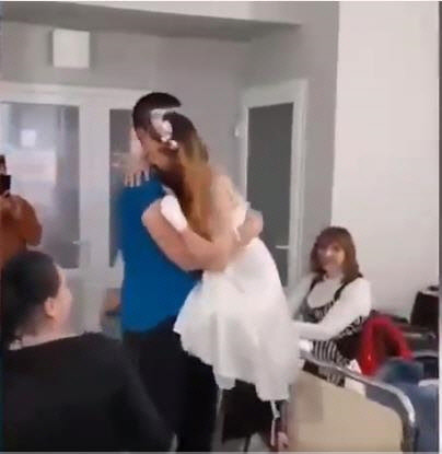 지뢰에 두 다리 잃은 신부의 웨딩댄스[우크라이나 의회 트위터 캡처]